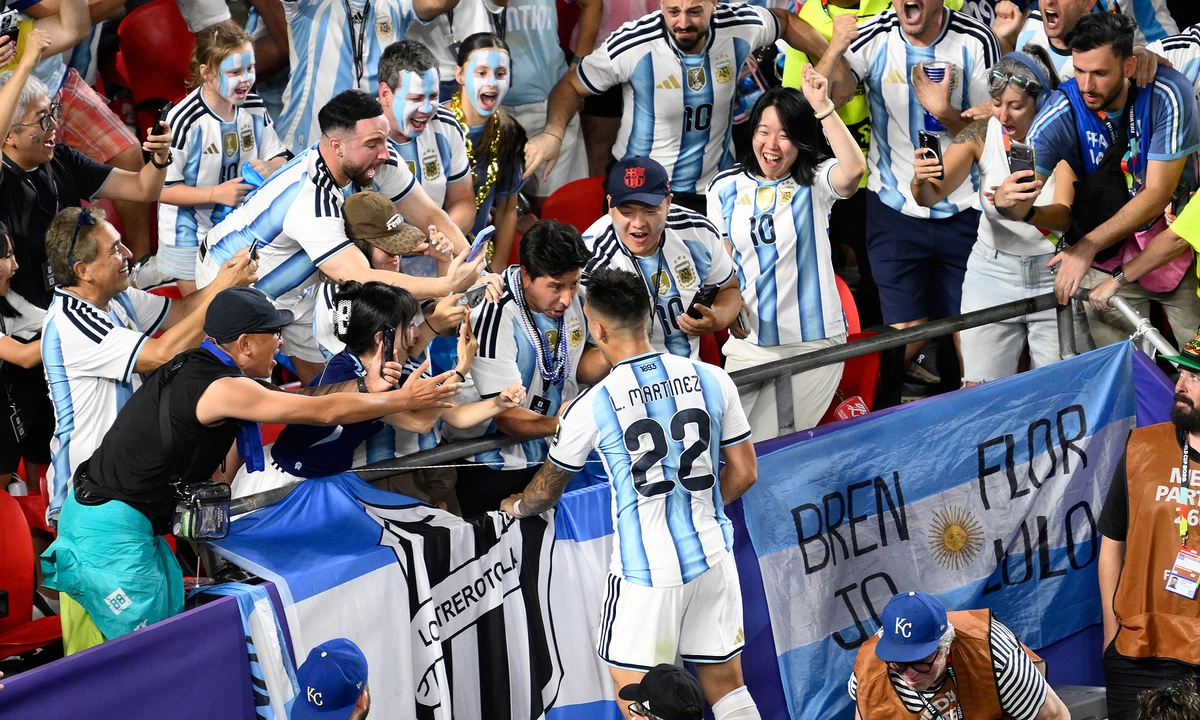 Báo Anh đặt dấu hỏi về việc tiền đạo Argentina thoát thẻ đỏ: góc nhìn mới cho người chơi Việt - hình ảnh - drgsgpoekt.top